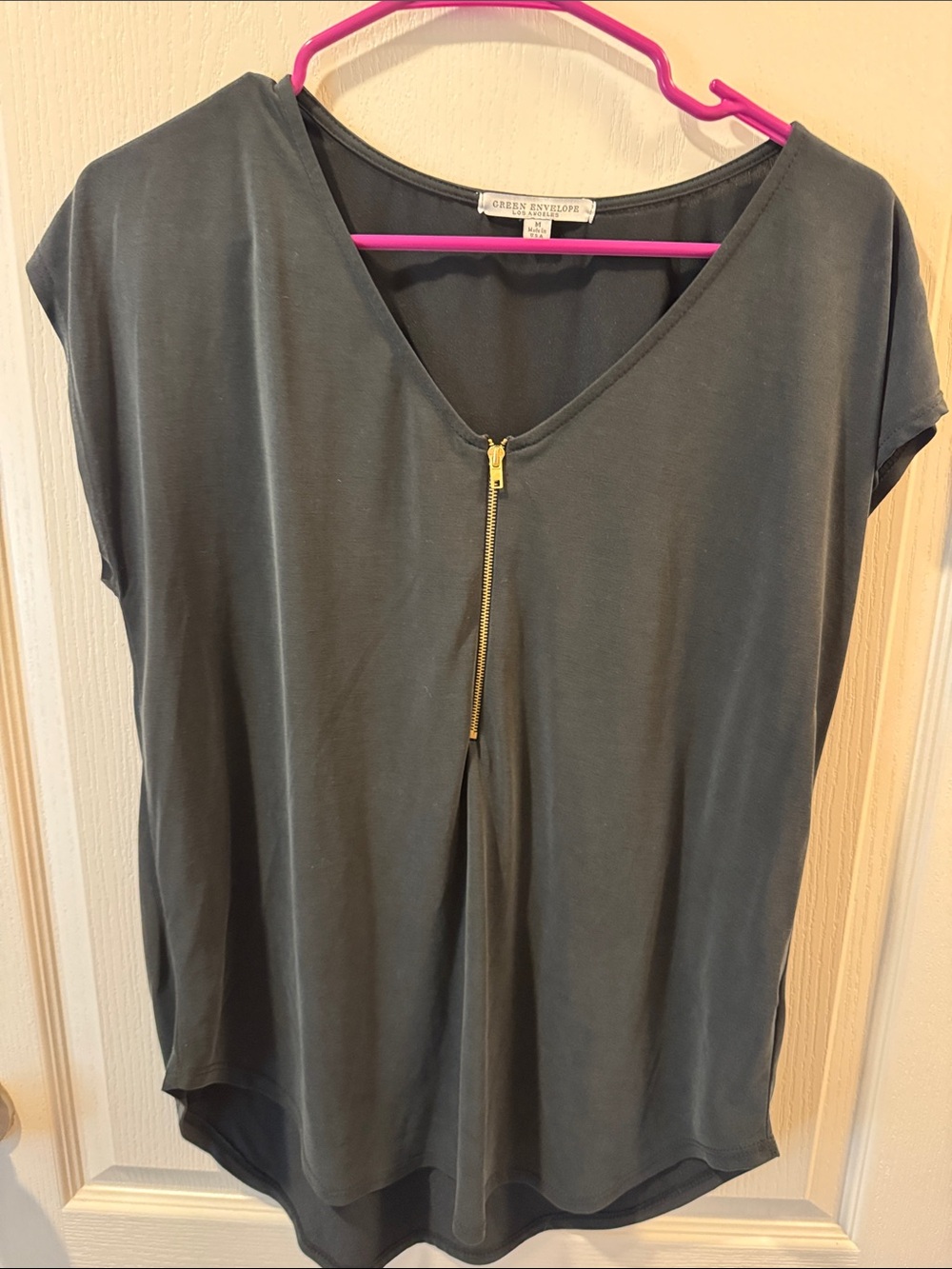 Green Envelope Women's Charcoal Short Sleeve V-Neck Top with Gold Zip